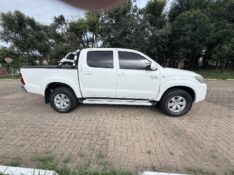 TOYOTA HILUX 2.7 SR 4X2 CD 16V FLEX 4P AUTOMÁTICO 2013/2013 ELY AUTOMÓVEIS LAJEADO / Carros no Vale