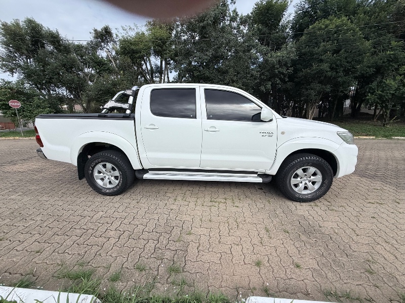 TOYOTA HILUX 2.7 SR 4X2 CD 16V FLEX 4P AUTOMÁTICO 2013/2013 ELY AUTOMÓVEIS LAJEADO / Carros no Vale