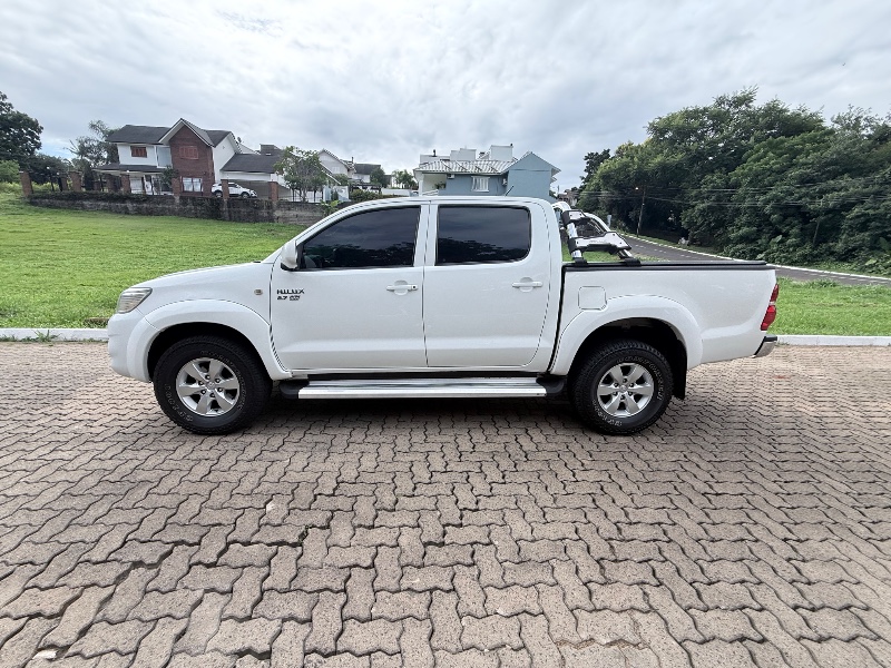 TOYOTA HILUX 2.7 SR 4X2 CD 16V FLEX 4P AUTOMÁTICO 2013/2013 ELY AUTOMÓVEIS LAJEADO / Carros no Vale
