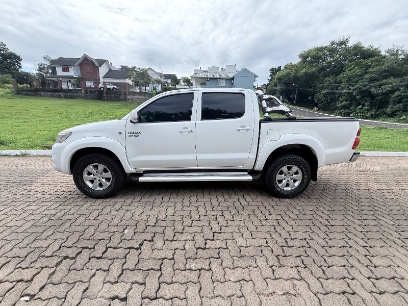 TOYOTA HILUX 2.7 SR 4X2 CD 16V FLEX 4P AUTOMÁTICO 2013/2013 ELY AUTOMÓVEIS LAJEADO / Carros no Vale