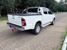 TOYOTA HILUX 2.7 SR 4X2 CD 16V FLEX 4P AUTOMÁTICO 2013/2013 ELY AUTOMÓVEIS LAJEADO / Carros no Vale