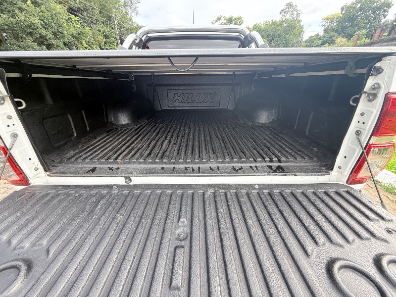 TOYOTA HILUX 2.7 SR 4X2 CD 16V FLEX 4P AUTOMÁTICO 2013/2013 ELY AUTOMÓVEIS LAJEADO / Carros no Vale