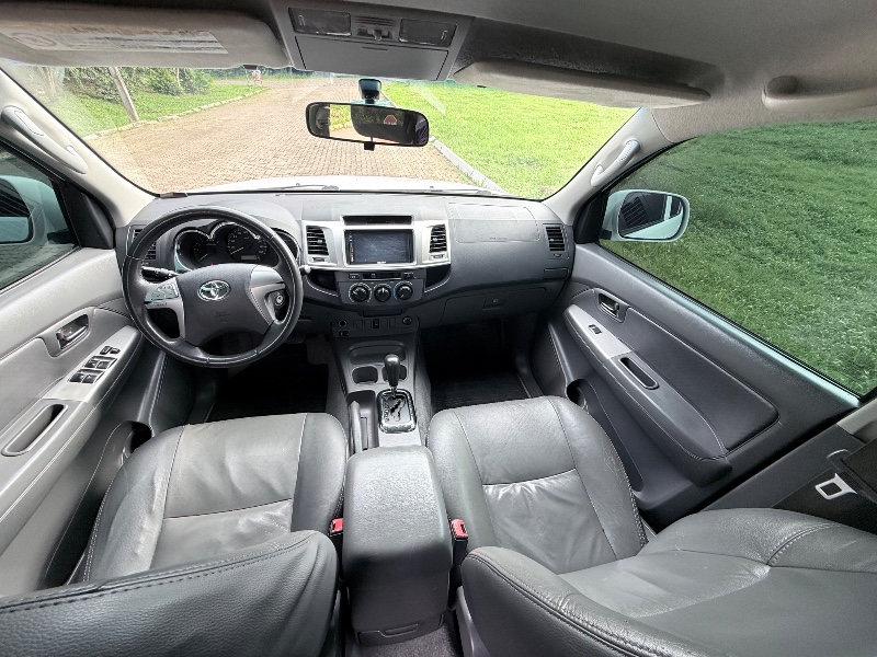 TOYOTA HILUX 2.7 SR 4X2 CD 16V FLEX 4P AUTOMÁTICO 2013/2013 ELY AUTOMÓVEIS LAJEADO / Carros no Vale
