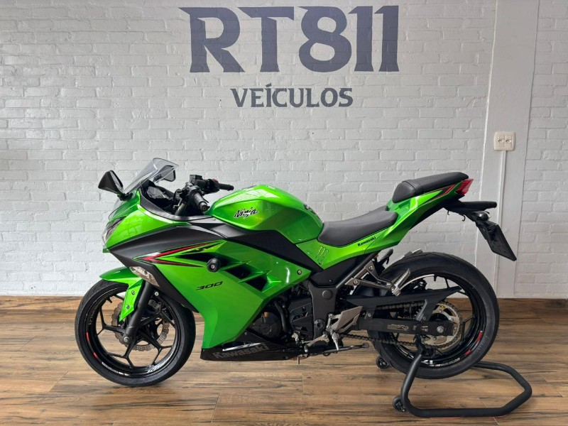 KAWASAKI NINJA 300 /2024 RT 811 VEÍCULOS ARROIO DO MEIO / Carros no Vale