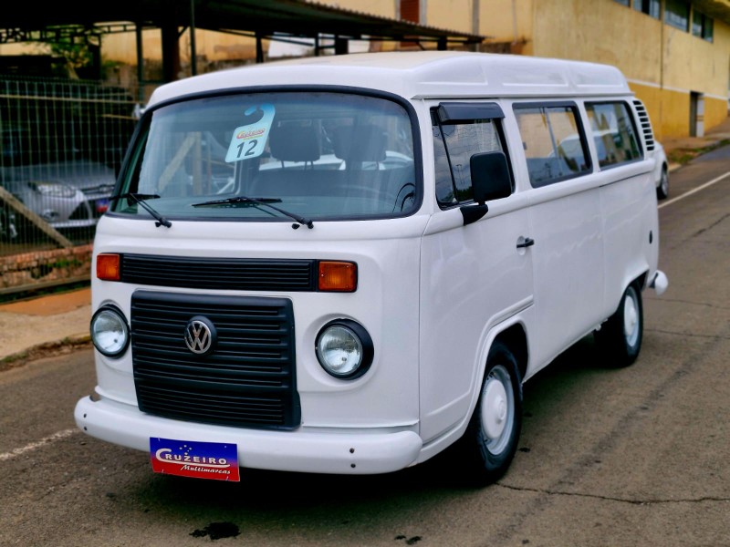 VOLKSWAGEN KOMBI 1.4 9LUGARES IMPÉCAVEL 2011/2012 CRUZEIRO MULTIMARCAS CRUZEIRO DO SUL / Carros no Vale