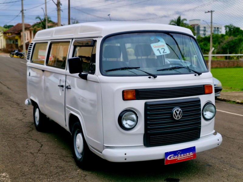 VOLKSWAGEN KOMBI 1.4 9LUGARES IMPÉCAVEL 2011/2012 CRUZEIRO MULTIMARCAS CRUZEIRO DO SUL / Carros no Vale