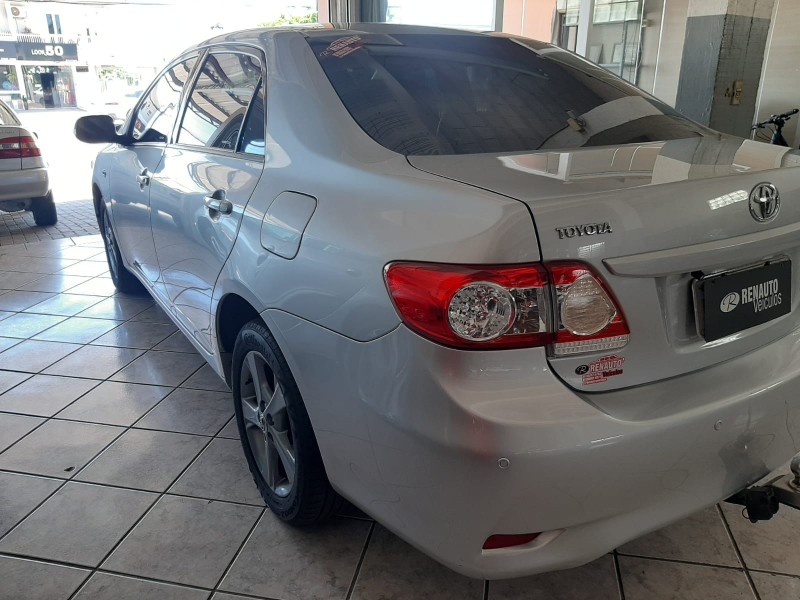 TOYOTA COROLLA 2.0 XEI 2011/2012 RENAUTO VEÍCULOS LAJEADO / Carros no Vale TOYOTA COROLLA 2.0 XEI 2011/2012 RENAUTO VEÍCULOS LAJEADO / Carros no Vale