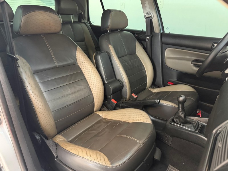 VOLKSWAGEN GOLF 1.6 MI SPORTLINE 8V 2009/2009 LUCAS AUTOMÓVEIS BOM RETIRO DO SUL / Carros no Vale