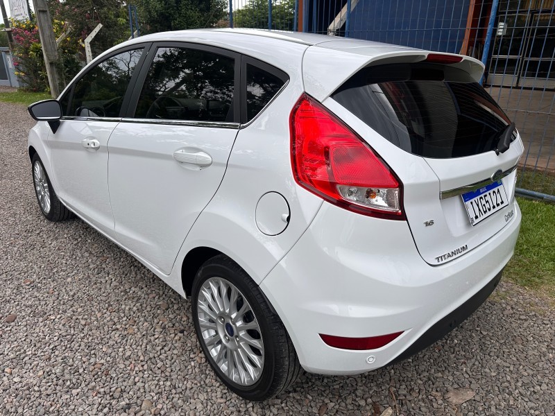FORD FIESTA TITANIUM 1.6 /2016 MENEGHINI VEÍCULOS ARROIO DO MEIO / Carros no Vale