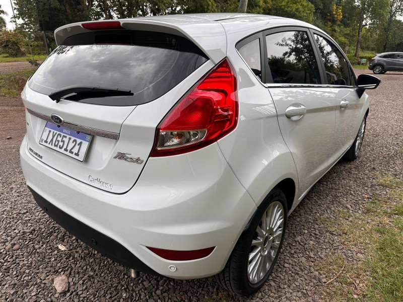 FORD FIESTA TITANIUM 1.6 /2016 MENEGHINI VEÍCULOS ARROIO DO MEIO / Carros no Vale