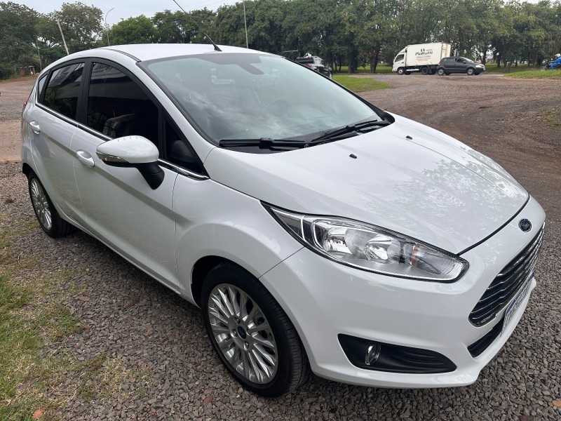 FORD FIESTA TITANIUM 1.6 /2016 MENEGHINI VEÍCULOS ARROIO DO MEIO / Carros no Vale