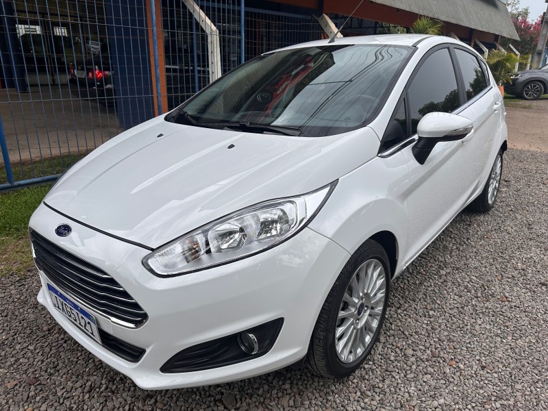 FORD FIESTA TITANIUM 1.6 /2016 MENEGHINI VEÍCULOS ARROIO DO MEIO / Carros no Vale