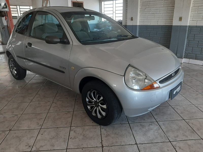 FORD KA 1.0 /2000 RENAUTO VEÍCULOS LAJEADO / Carros no Vale