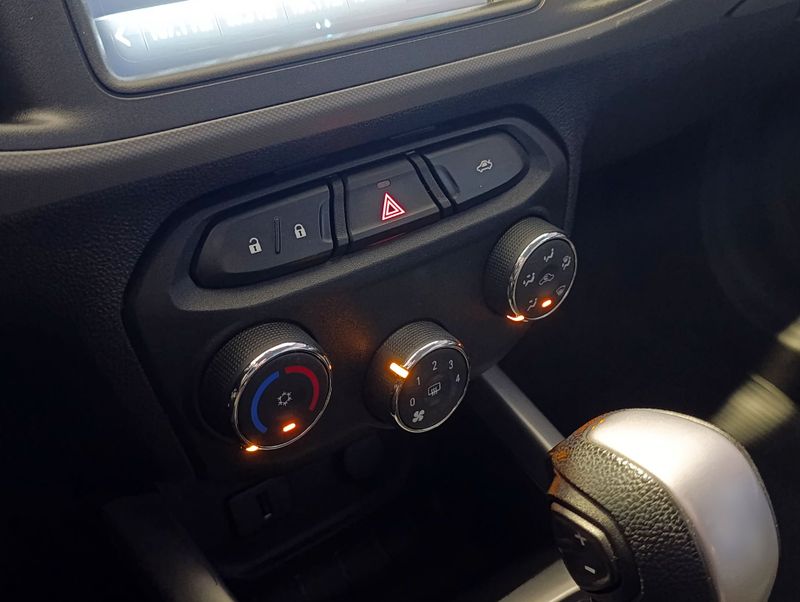 Chevrolet Onix 1.4 Lt 2019/2019 SIM VEÍCULOS PORTO ALEGRE / Carros no Vale