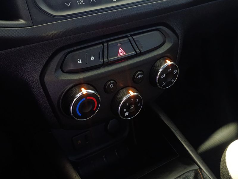 Chevrolet Onix 1.4 Lt 2013/2013 SIM VEÍCULOS PORTO ALEGRE / Carros no Vale