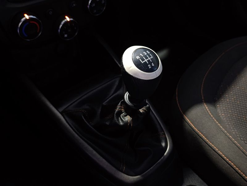 Chevrolet Onix 1.4 Lt 2013/2013 SIM VEÍCULOS PORTO ALEGRE / Carros no Vale