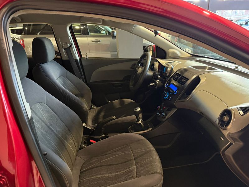 Chevrolet Sonic 1.6 Lt 16v 2013/2014 SIM VEÍCULOS PORTO ALEGRE / Carros no Vale