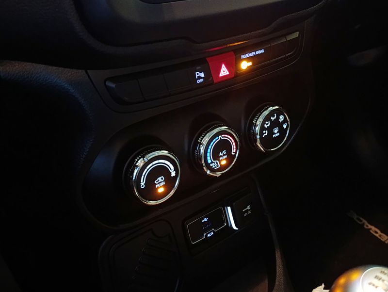 Jeep Renegade Sport 2015/2016 SIM VEÍCULOS PORTO ALEGRE / Carros no Vale