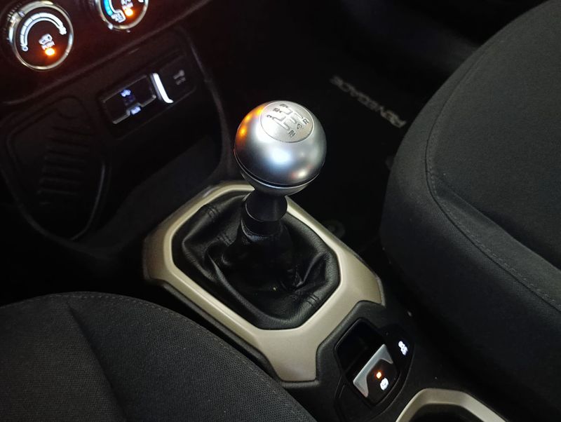 Jeep Renegade Sport 2015/2016 SIM VEÍCULOS PORTO ALEGRE / Carros no Vale