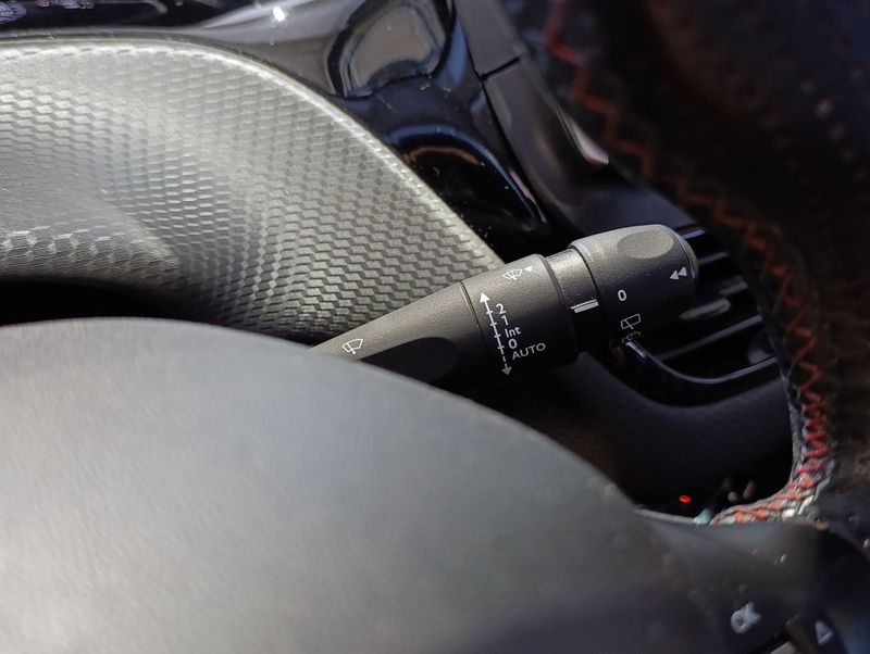 Peugeot 208 Urbantech 1.6 2017/2018 SIM VEÍCULOS PORTO ALEGRE / Carros no Vale