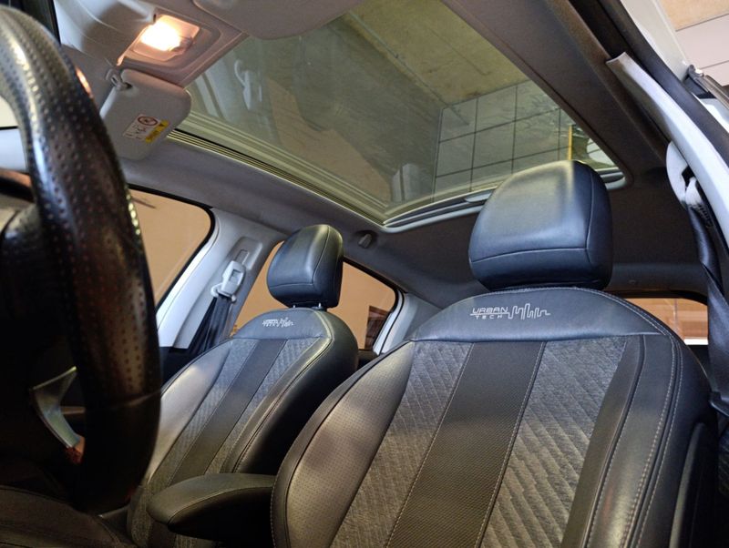 Peugeot 208 Urbantech 1.6 2017/2018 SIM VEÍCULOS PORTO ALEGRE / Carros no Vale