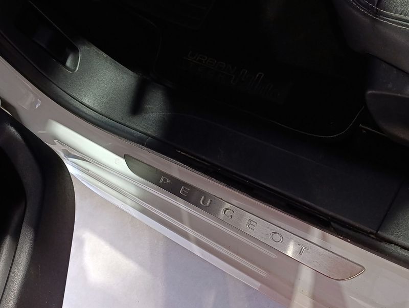 Peugeot 208 Urbantech 1.6 2017/2018 SIM VEÍCULOS PORTO ALEGRE / Carros no Vale