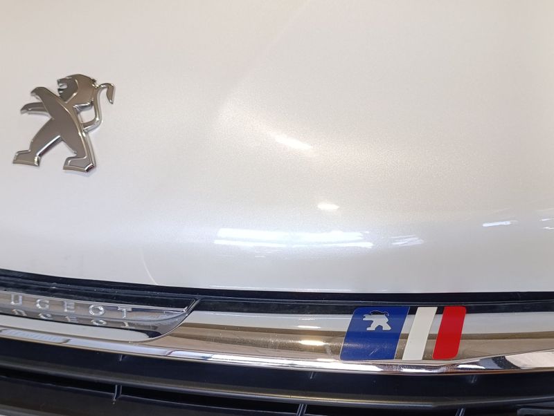 Peugeot 208 Urbantech 1.6 2017/2018 SIM VEÍCULOS PORTO ALEGRE / Carros no Vale