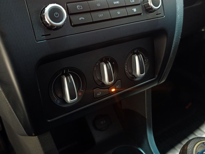 Volkswagen Fox 1.6 G2 Trend 2012/2013 SIM VEÍCULOS PORTO ALEGRE / Carros no Vale