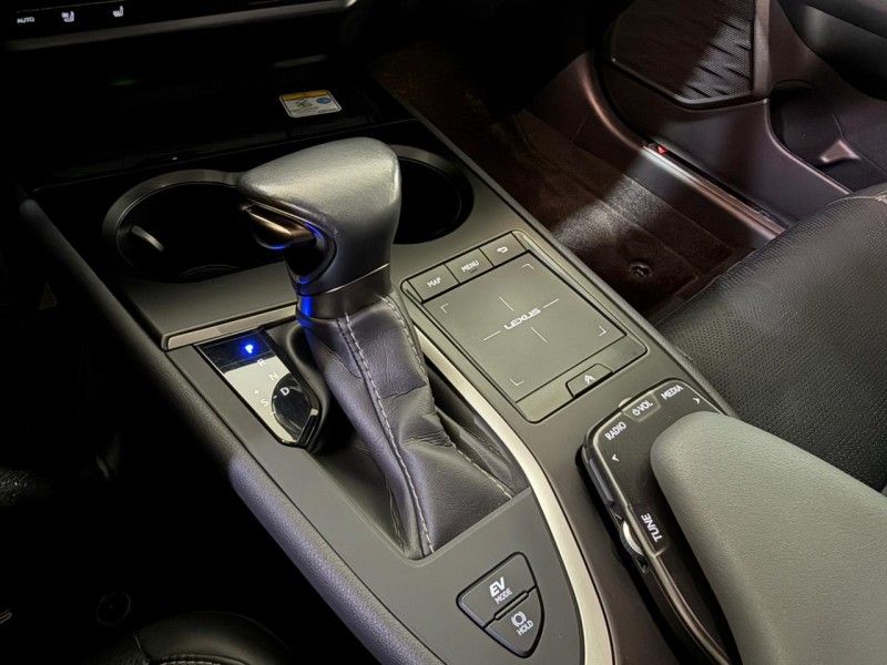 LEXUS UX 250H 2.0 16V LUXURY HÍBRIDO 2021/2022 SUL SERRA MOTORS CAXIAS DO SUL / Carros no Vale