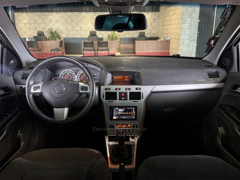 CHEVROLET VECTRA 2.0 MPFI ELEGANCE 8V 140CV 2010/2011 GRIFFCAR MULTIMARCAS DOIS IRMÃOS / Carros no Vale