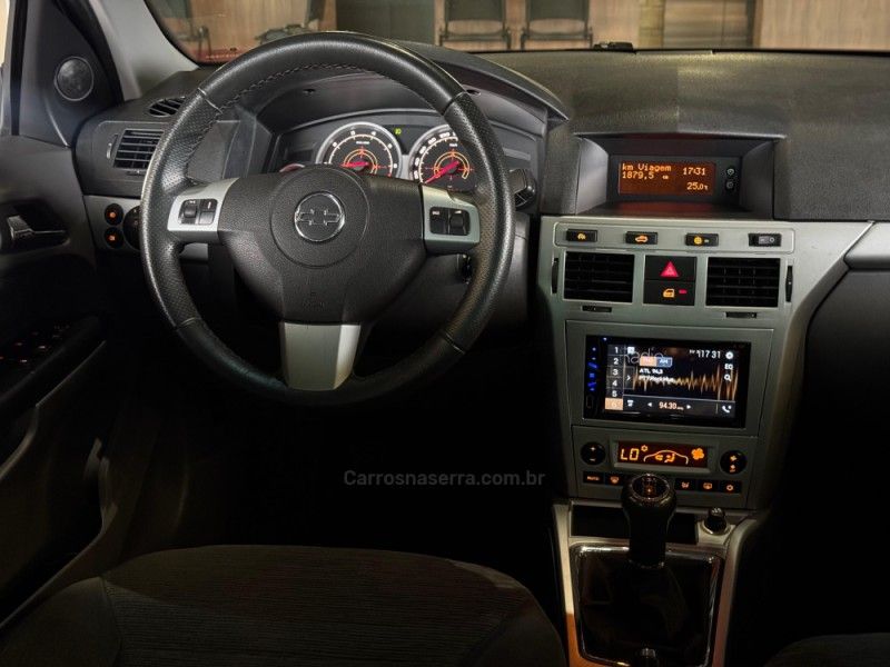 CHEVROLET VECTRA 2.0 MPFI ELEGANCE 8V 140CV 2010/2011 GRIFFCAR MULTIMARCAS DOIS IRMÃOS / Carros no Vale