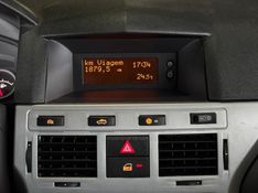 CHEVROLET VECTRA 2.0 MPFI ELEGANCE 8V 140CV 2010/2011 GRIFFCAR MULTIMARCAS DOIS IRMÃOS / Carros no Vale