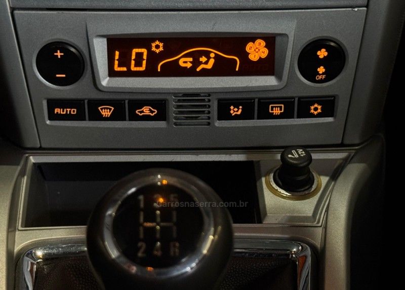 CHEVROLET VECTRA 2.0 MPFI ELEGANCE 8V 140CV 2010/2011 GRIFFCAR MULTIMARCAS DOIS IRMÃOS / Carros no Vale