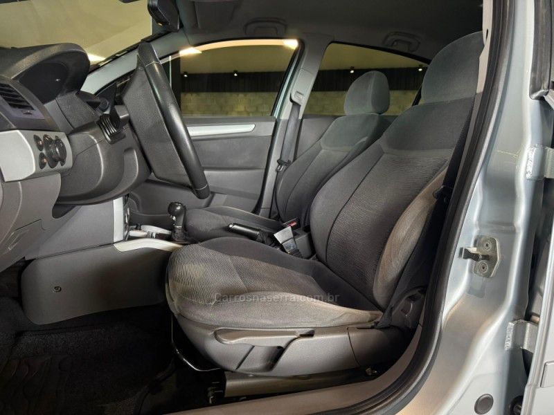 CHEVROLET VECTRA 2.0 MPFI ELEGANCE 8V 140CV 2010/2011 GRIFFCAR MULTIMARCAS DOIS IRMÃOS / Carros no Vale