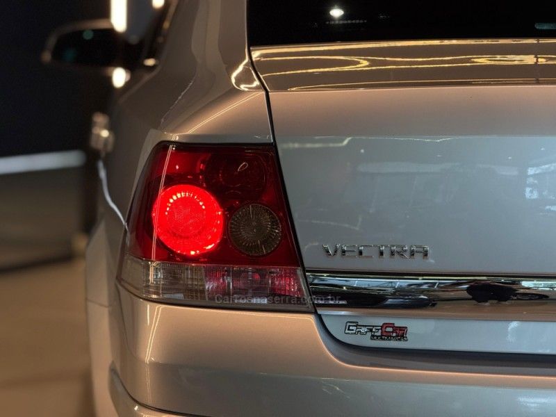 CHEVROLET VECTRA 2.0 MPFI ELEGANCE 8V 140CV 2010/2011 GRIFFCAR MULTIMARCAS DOIS IRMÃOS / Carros no Vale
