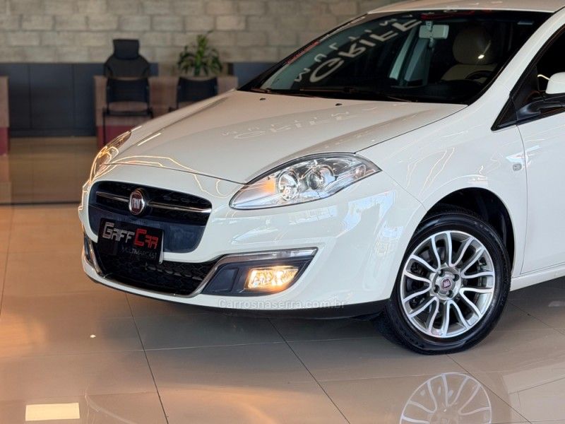 FIAT BRAVO 1.8 ESSENCE 16V 2015/2016 GRIFFCAR MULTIMARCAS DOIS IRMÃOS / Carros no Vale