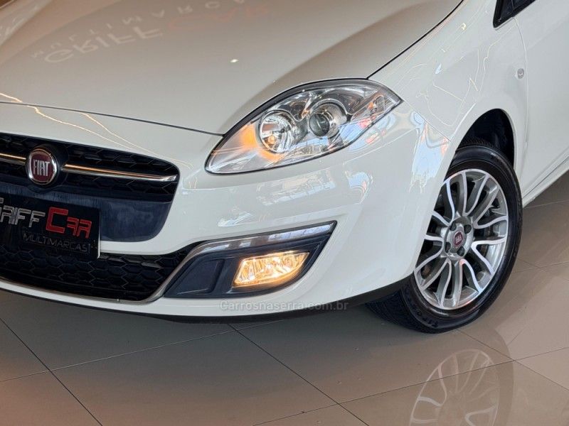 FIAT BRAVO 1.8 ESSENCE 16V 2015/2016 GRIFFCAR MULTIMARCAS DOIS IRMÃOS / Carros no Vale