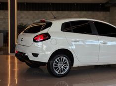 FIAT BRAVO 1.8 ESSENCE 16V 2015/2016 GRIFFCAR MULTIMARCAS DOIS IRMÃOS / Carros no Vale