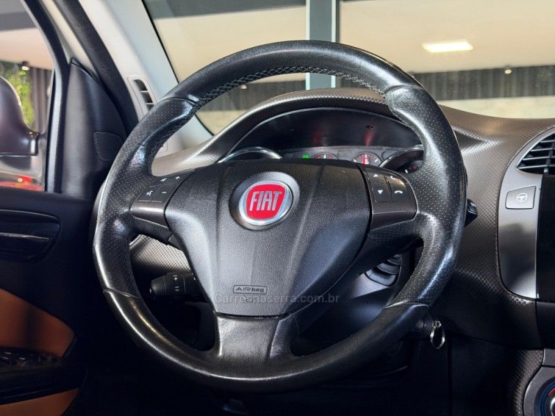 FIAT BRAVO 1.8 ESSENCE 16V 2015/2016 GRIFFCAR MULTIMARCAS DOIS IRMÃOS / Carros no Vale