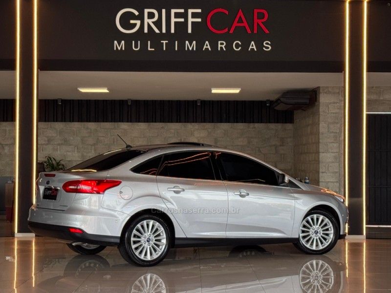 FORD FOCUS 2.0 TITANIUM PLUS 16V 2018/2019 GRIFFCAR MULTIMARCAS DOIS IRMÃOS / Carros no Vale