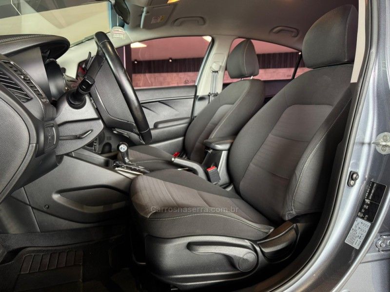 KIA CERATO 1.6 16V SX4 2018/2019 GRIFFCAR MULTIMARCAS DOIS IRMÃOS / Carros no Vale