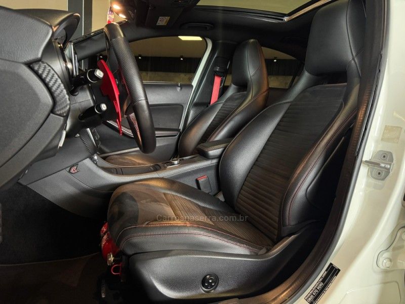 MERCEDES-BENZ A 250 2.0 SPORT TURBO AUTOMATIZADO 2014/2014 GRIFFCAR MULTIMARCAS DOIS IRMÃOS / Carros no Vale