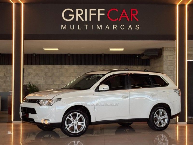 MITSUBISHI OUTLANDER 3.0 GT 4X4 V6 24V 2013/2014 GRIFFCAR MULTIMARCAS DOIS IRMÃOS / Carros no Vale