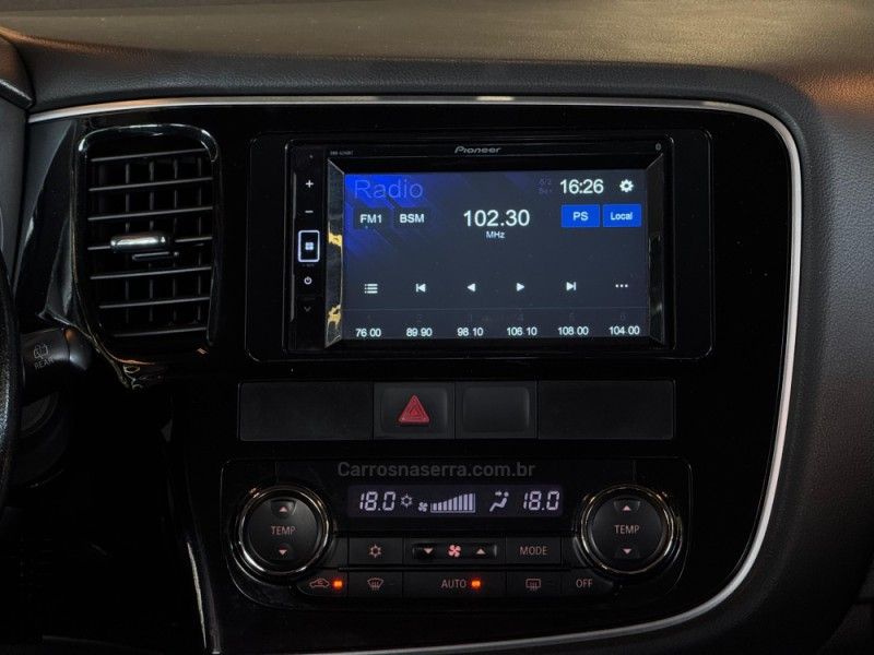 MITSUBISHI OUTLANDER 3.0 GT 4X4 V6 24V 2013/2014 GRIFFCAR MULTIMARCAS DOIS IRMÃOS / Carros no Vale