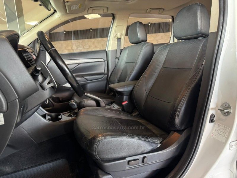 MITSUBISHI OUTLANDER 3.0 GT 4X4 V6 24V 2013/2014 GRIFFCAR MULTIMARCAS DOIS IRMÃOS / Carros no Vale