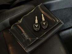 MITSUBISHI OUTLANDER 3.0 GT 4X4 V6 24V 2013/2014 GRIFFCAR MULTIMARCAS DOIS IRMÃOS / Carros no Vale