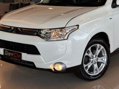 MITSUBISHI OUTLANDER 3.0 GT 4X4 V6 24V 2013/2014 GRIFFCAR MULTIMARCAS DOIS IRMÃOS / Carros no Vale