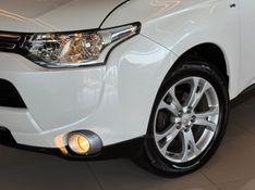 MITSUBISHI OUTLANDER 3.0 GT 4X4 V6 24V 2013/2014 GRIFFCAR MULTIMARCAS DOIS IRMÃOS / Carros no Vale