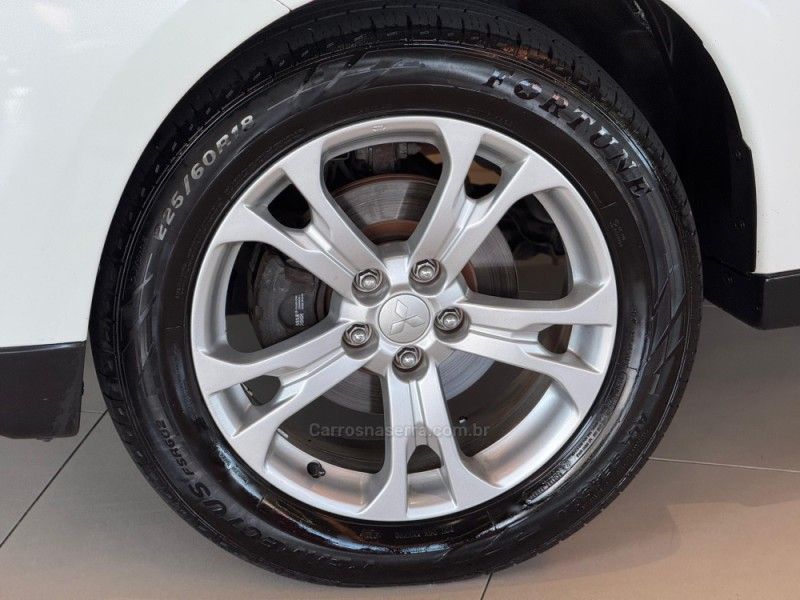 MITSUBISHI OUTLANDER 3.0 GT 4X4 V6 24V 2013/2014 GRIFFCAR MULTIMARCAS DOIS IRMÃOS / Carros no Vale