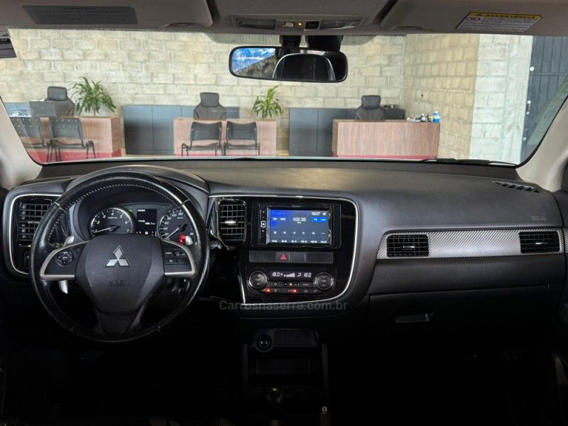 MITSUBISHI OUTLANDER 3.0 GT 4X4 V6 24V 2013/2014 GRIFFCAR MULTIMARCAS DOIS IRMÃOS / Carros no Vale